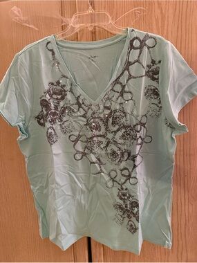 V-Neck Short Sleeve Tee with Metallic Floral Motif - Mint Green